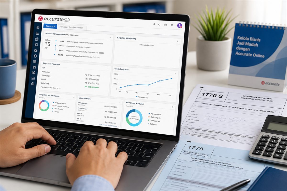 Pengguna membuka dashboard Accurate Online di laptop